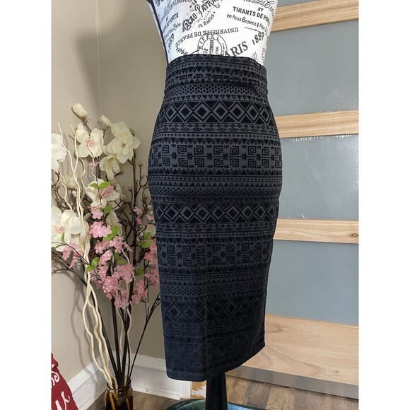 Iris Los Angeles Black Aztec Pattern Pencil Skirt size Small Velvet - Picture 1 of 4